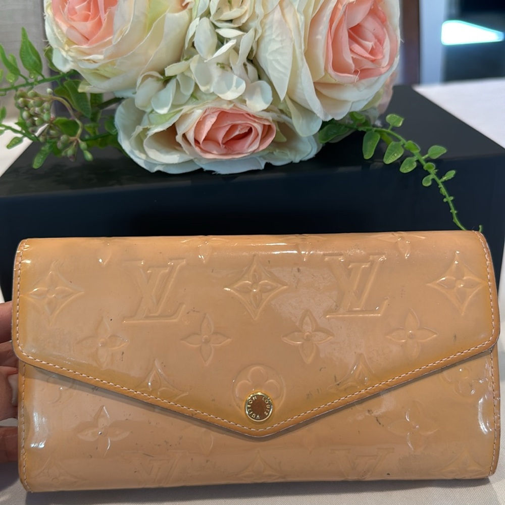 Authentic Louis Vuitton Sarah vernis wallet